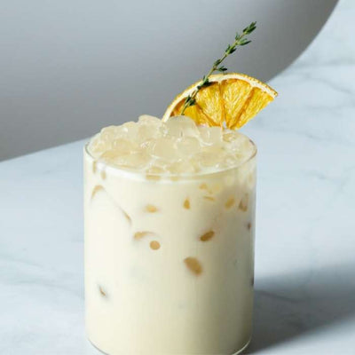 Glas mit goldener Milch, kalt angerührt, Purelani Superfoods,Ayurvedische goldene Milch | Herbal Latte mit Kurkuma, Zimt & Ingwer